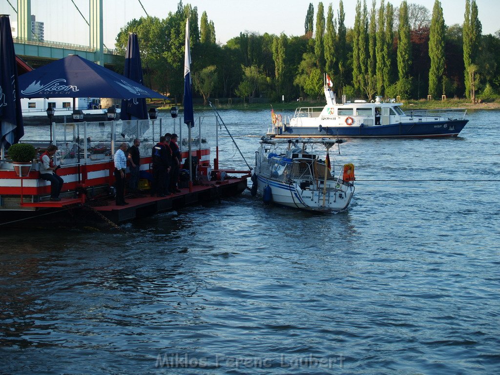 Motor Segelboot mit Motorschaden trieb gegen Alte Liebe bei Koeln Rodenkirchen P155.JPG